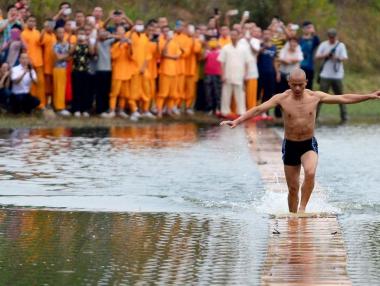 Монах от Шаолин ходи по водата