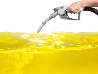 От колонките на бензиностанция тече бира