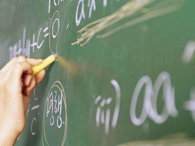 Все повече учители работят на две места