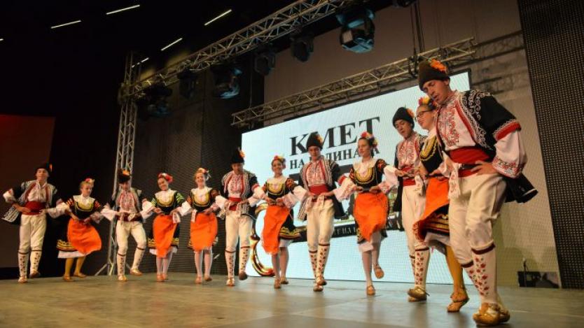 Песни и танци събудиха българския дух на изложението на българските общини