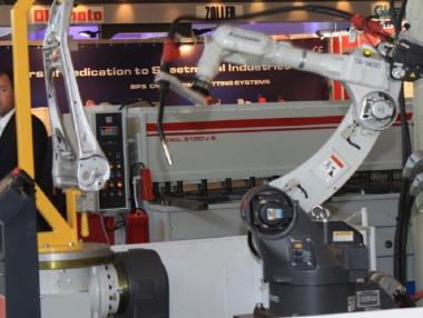 Роботи за чистене и косене сред хитовите експонати на Пловдивския панаир