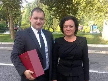 Министър Василева подари на папа Франциск новата Червена книга на България