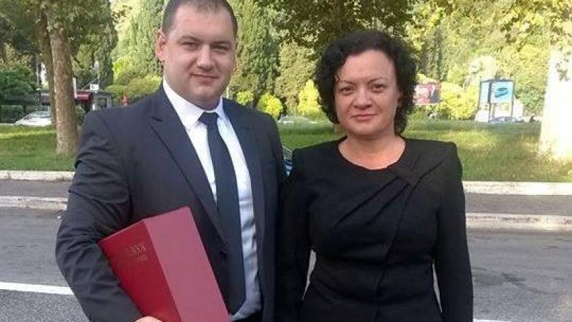 Министър Василева подари на папа Франциск новата Червена книга на България