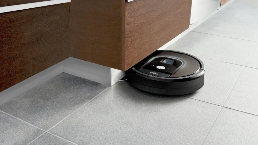 Смартфон управлява умната прахосмукачка Roomba 980