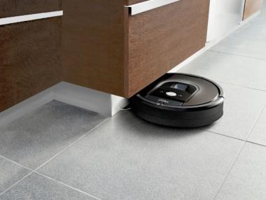 Смартфон управлява умната прахосмукачка Roomba 980