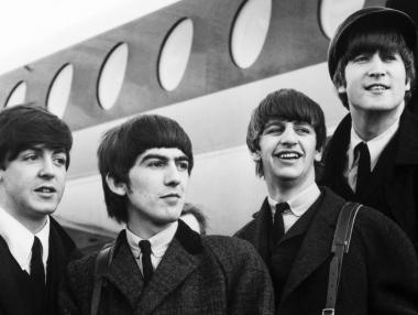 Продадоха първия договор на Beatles за 75 000 долара
