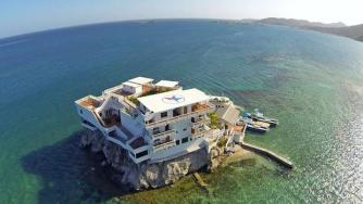 Вила върху скала с бариерен риф