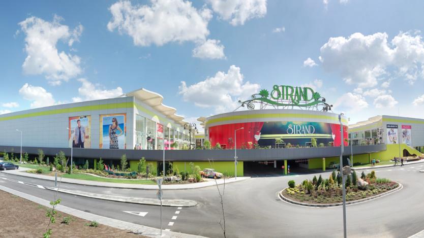 Продават първия открит мол в България