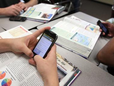 Забраниха мобилните телефони в училище