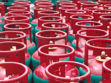 Отпада забраната за пълнене на газови бутилки по бензиностанциите