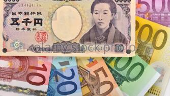 Йената и еврото нарастват, а високодоходните валути падат