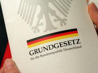 Германия преведе част от Конституцията си на арабски език