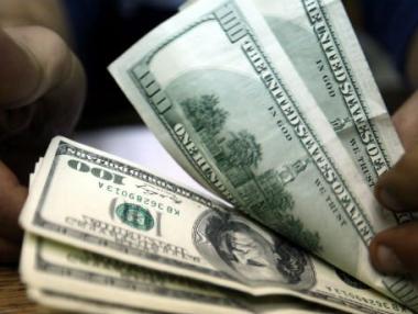 Доларът със спад в очакване на доклада за заетостта