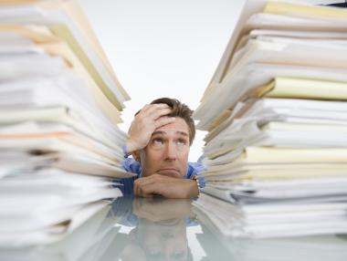 Чиновниците ще плащат солидни глоби за излишна бумащина