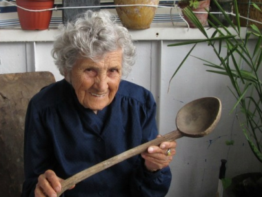 Българска баба стана сензация в eBay