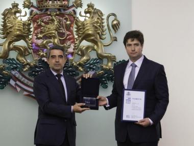 Доктор по електроника с наградата „Джон Атанасов“