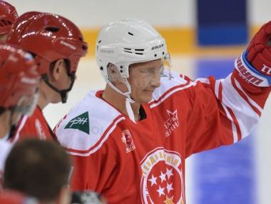 Путин играе хокей на рождения си ден