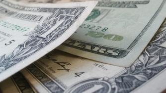 Суровините и високодоходните валути срещу долара