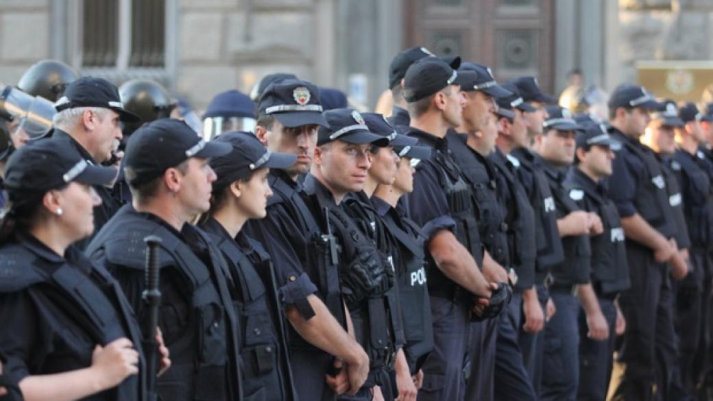 Режат администрацията в МВР, но увеличават полицаите