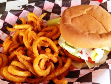 Бизнесът очаква фалити и по-високи цени заради данък „вредни храни“