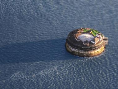 Уникален хотел в средата на морето