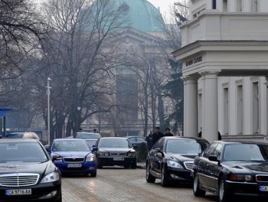 Парламентът ще застрахова коли и имоти за 100 000 лв.