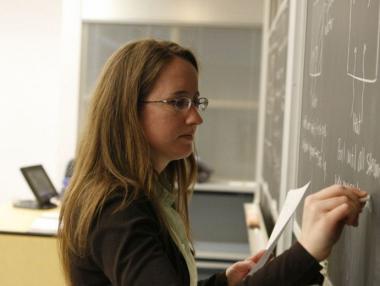 Вдигат учителските заплати със 70 лева