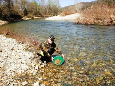 AFP: Злато примамва стотици към реките на България