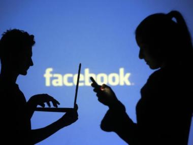 Потребителите на Facebook публикуват все по-малко снимки и статуси