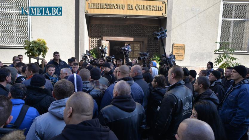Полицаи блокираха улица в центъра на София