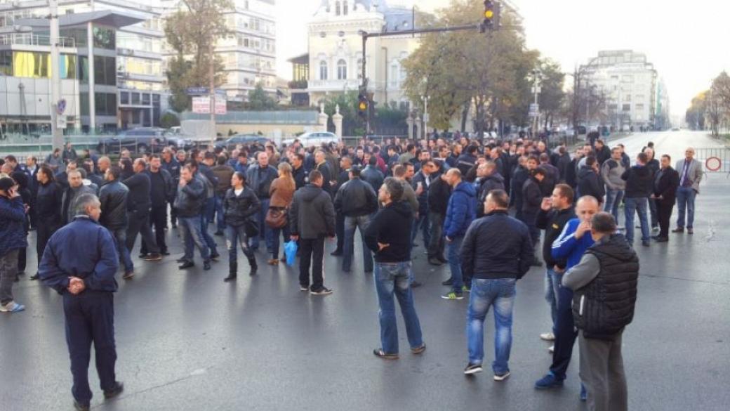 Полицаи излизат на протести в цялата страна