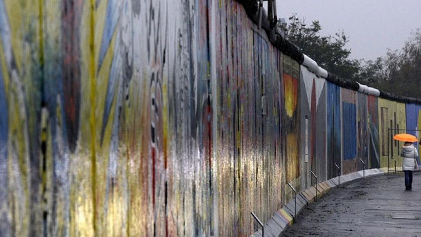 Защитават Берлинската стена с ограда от събирачите на сувенири
