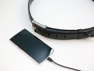 Иновативен колан зарежда смартфони