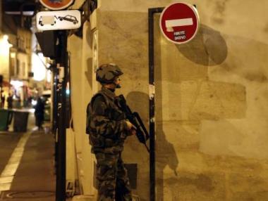 Жена се самовзриви в Париж, двама от терористите са убити