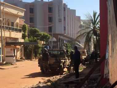 Ислямисти атакуваха хотел в Мали, държат 170 заложници (обновена)