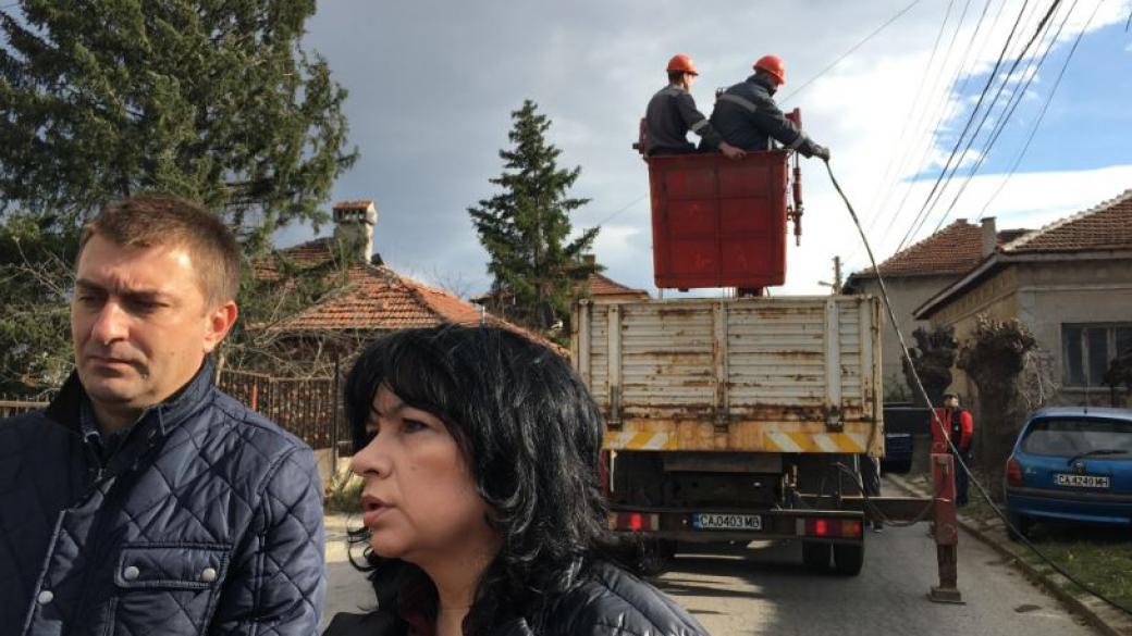 Министър Петкова посети абонати без електрозахранване в Долни Богров