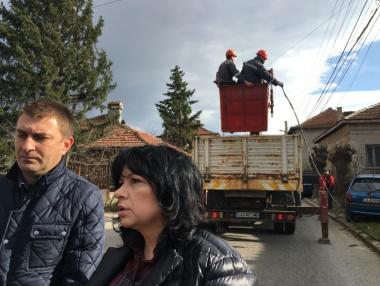 Министър Петкова посети абонати без електрозахранване в Долни Богров