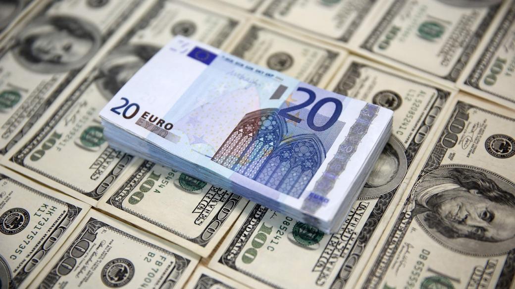 Еврото пада заради очакваните нови стимули на ЕЦБ