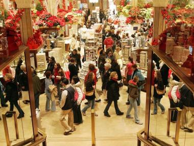 Всеки пети българин взема кредит за коледни подаръци