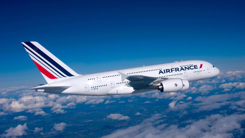 Самолетните резервации до Париж спаднаха с 27%