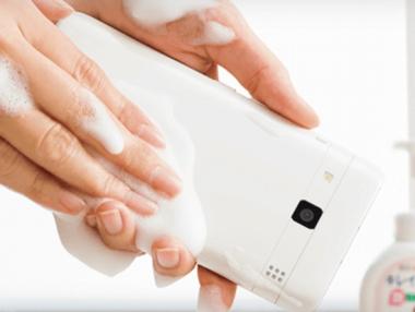 Създадоха смартфон, който може да се мие със сапун