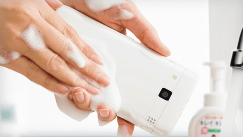 Създадоха смартфон, който може да се мие със сапун