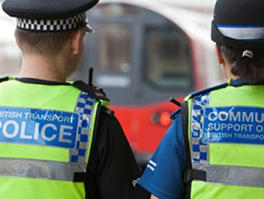 Мъж с мачете рани пътници в лондонското метро