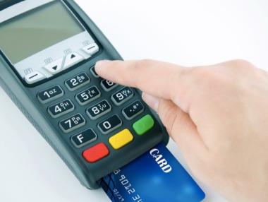 По-склонни сме да харчим повече, когато пазаруваме с карта