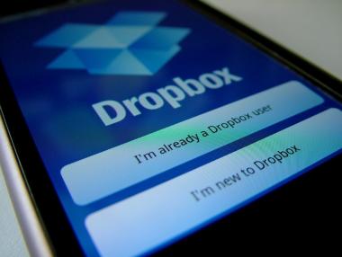Dropbox спира две свои приложения