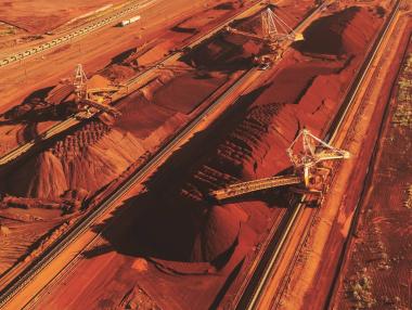 Цените на желязната руда спаднаха до рекордно ниско ниво