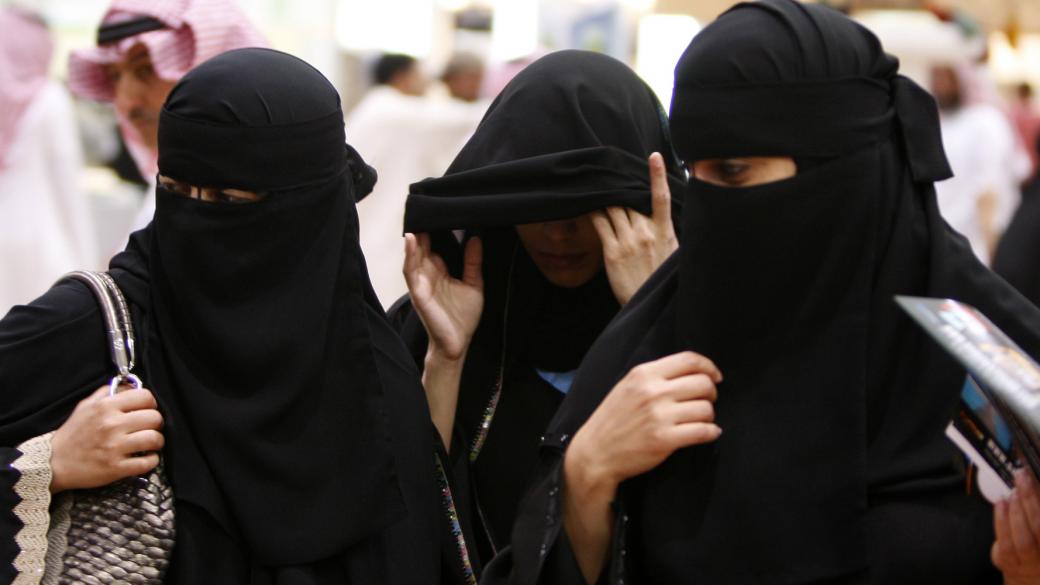 Жени гласуват за първи път на избори в Саудитска Арабия