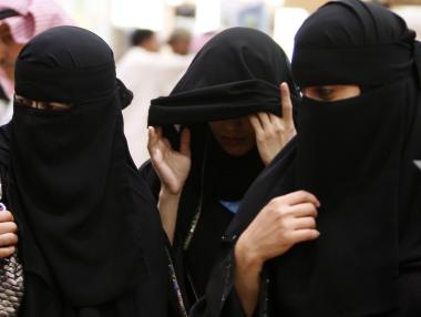 Жени гласуват за първи път на избори в Саудитска Арабия