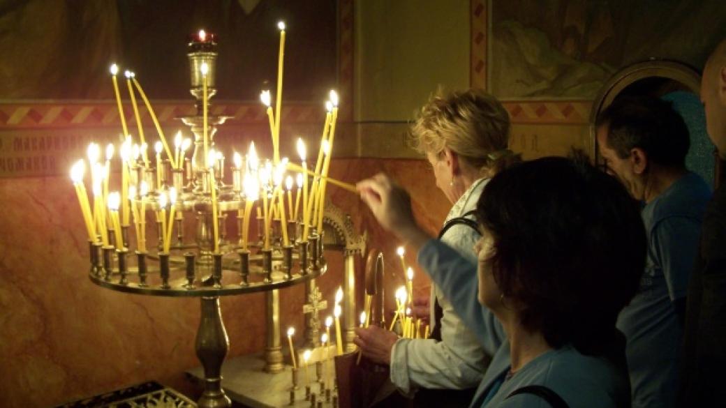 Църковните свещи – двойно по-скъпи преди Коледа