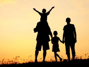 Спад на браковете и раждаемостта